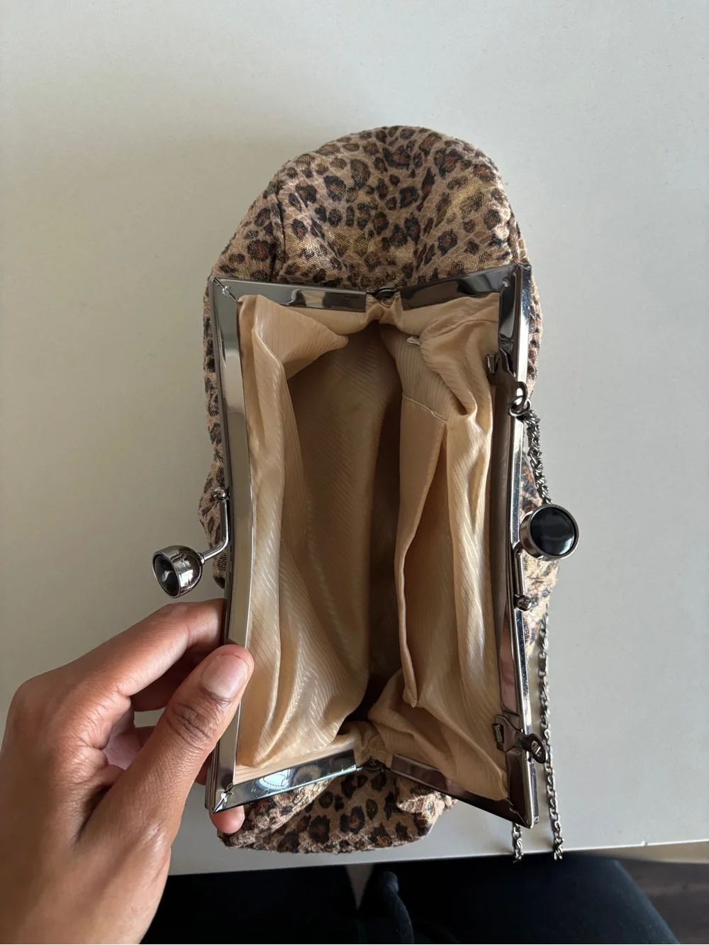 N/A kiss animal handle
